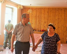 Сегодня , 3 июня, глава района Алексей Рябов проверил ход работ по ремонту детского сада "Чебурашка" в селе Питерка. 