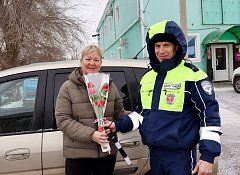В Питерском районе сотрудники Госавтоинспекции поздравили женщин-водителей с наступающим праздником и присоединились к ежегодной Всероссийской акции МВД России «Цветы для автоледи»