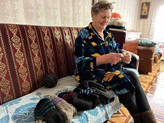 Тёплая поддержка: пенсионерки из Питерского района вяжут для фронта