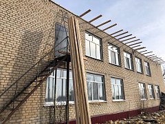 В детском саду п. Трудовик начались ремонтно-восстановительные работы кровли, поврежденной в результате зимнего урагана