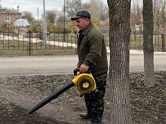 Пока погода позволяет, приводим в порядок наш район