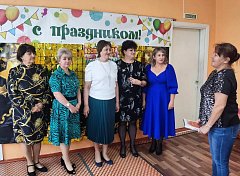 В свой профессиональный праздник сотрудники дошкольного образования Питерского района получили искренние слова поздравлений и памятные подарки