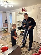 Саратовские военнослужащие и сотрудники Росгвардии поздравили с новогодними праздниками более 200 ребят