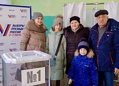 Жители Питерского района приняли участие в голосовании на выборах президента России и поддержали Всероссийскую акцию «Всей семьей», посвященную Году семьи
